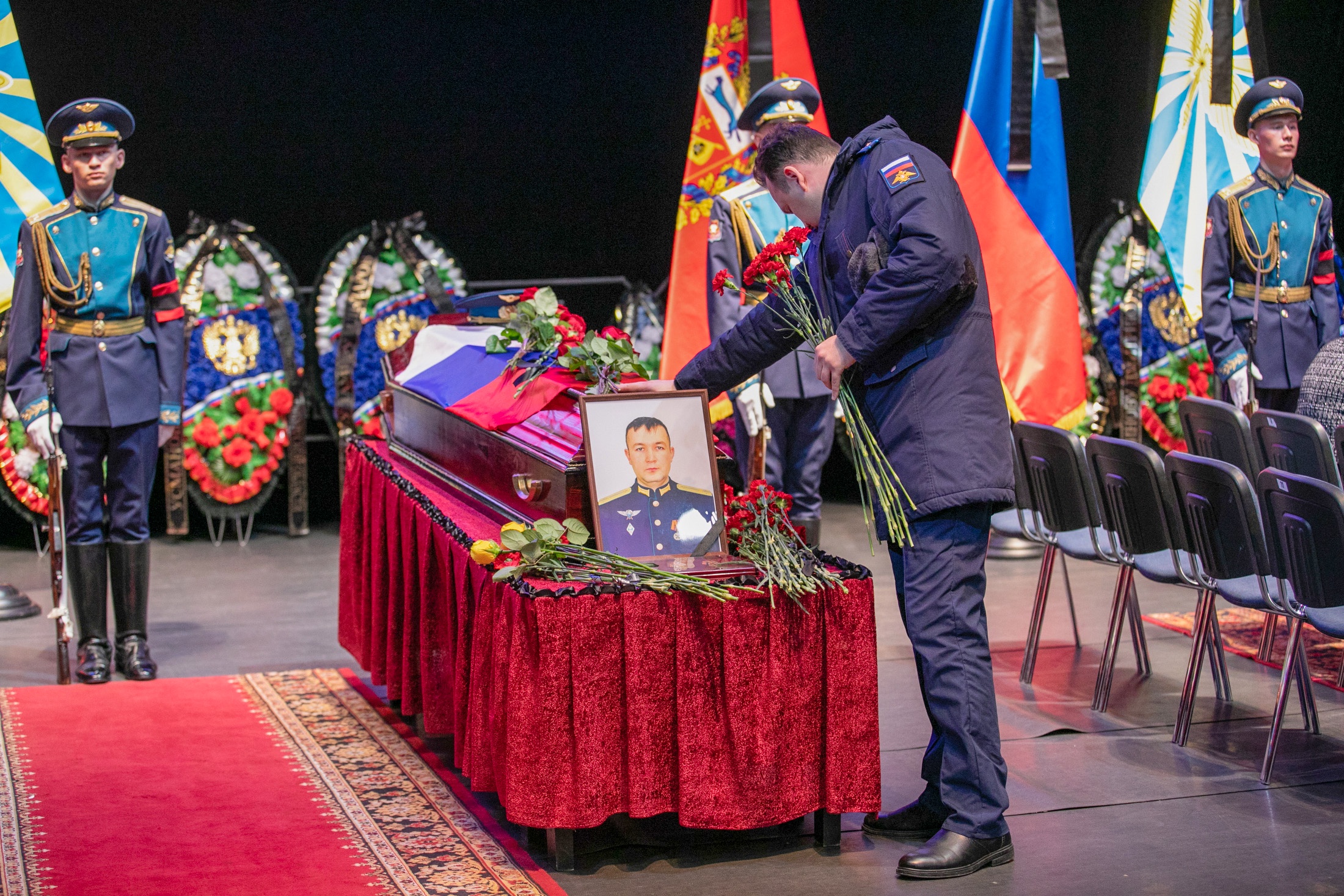 Прощание с экипажем ил 76 в иваново. Ил 76 иваново. Экипаж иваново. Прощание с экипажем ил 76 в иваново. Похороны экипажа ил 76 в оренбурге.