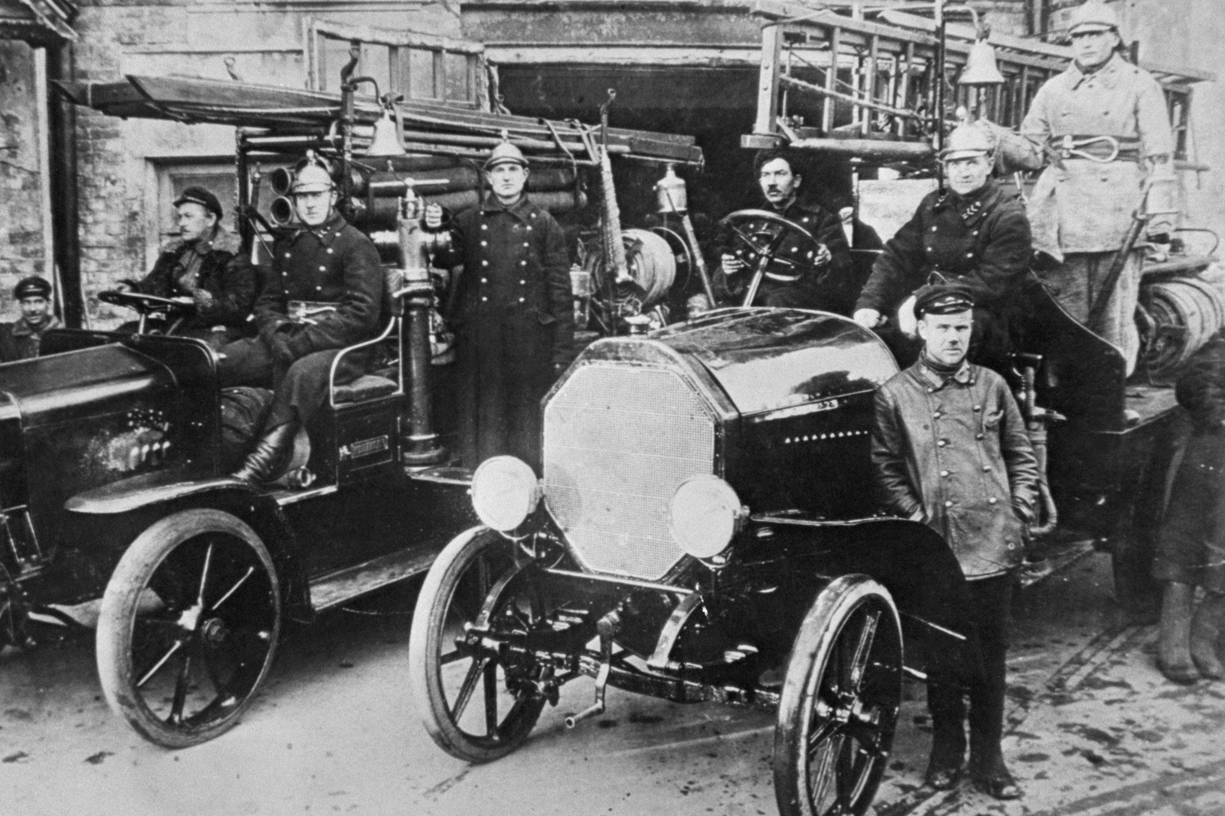 Пожарники история. Пожарная охрана 19 век. Самая первая пожарная машина. Пожарники история. История развития пожарной охраны.