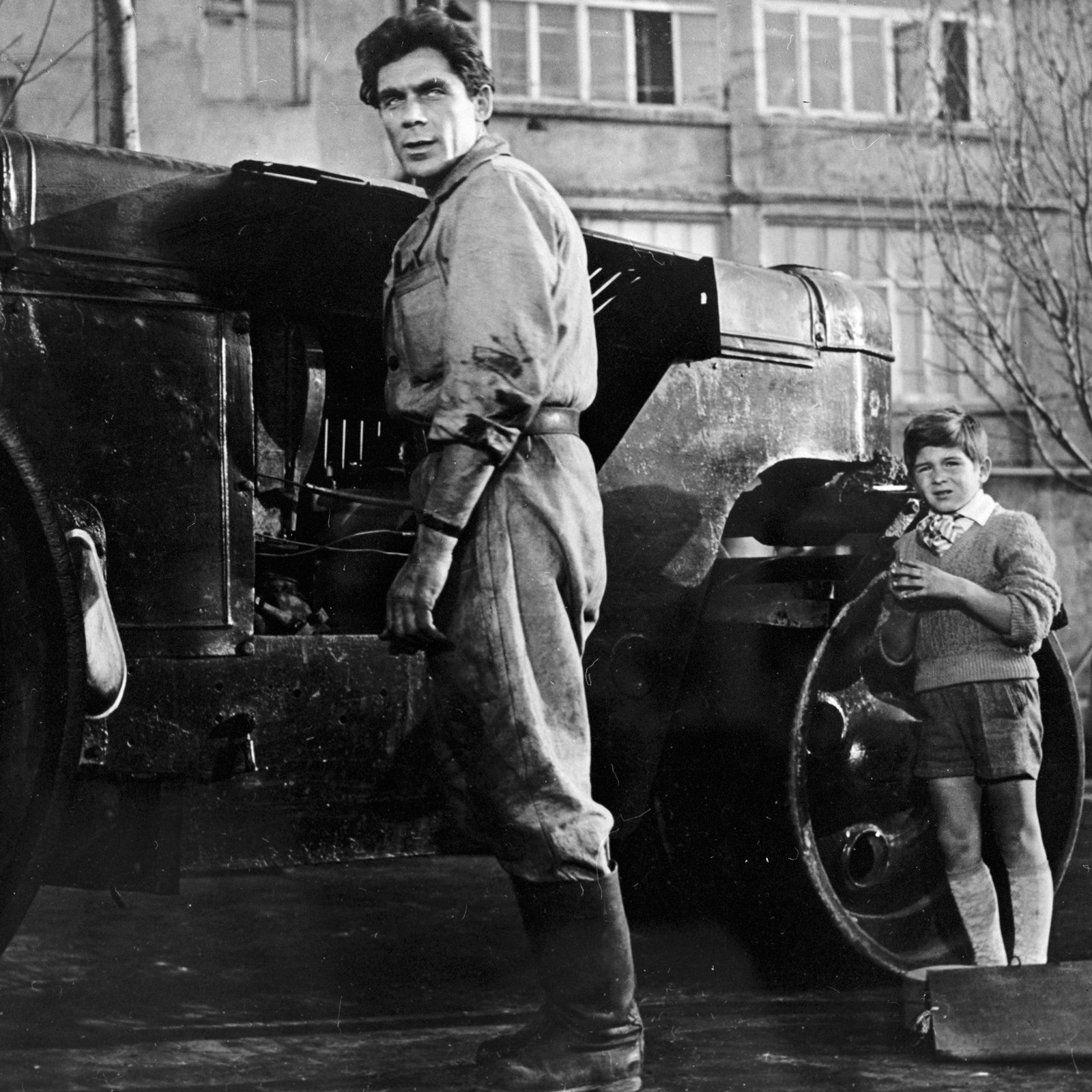 Народный артист РСФСР Владимир Заманский (слева) и Игорь Хомченко (справа) в сцене из фильма режиссера Андрея Тарковского "Каток и скрипка". 1960 год. 