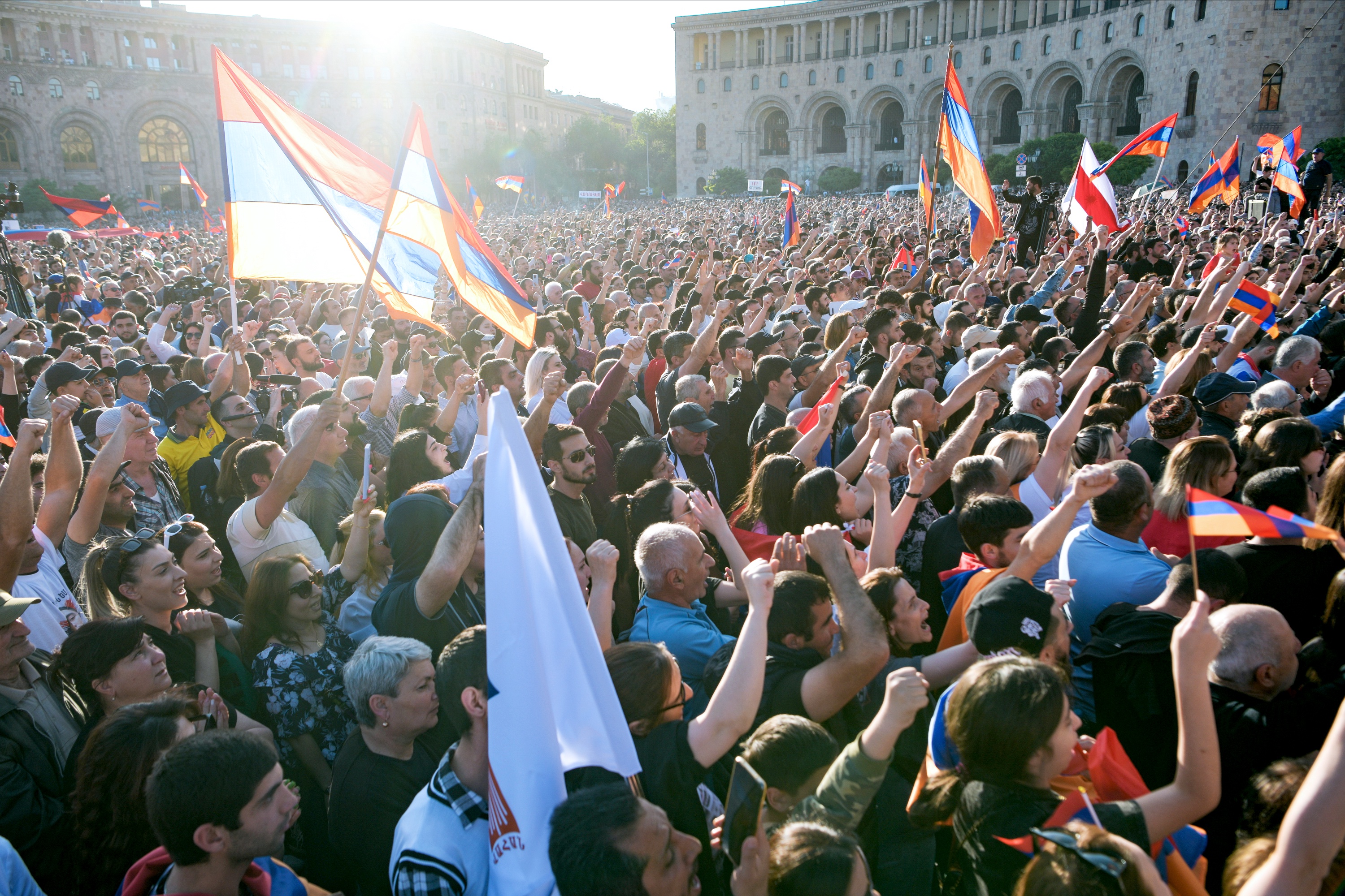 Оппозиция Армении обвинила власти в принуждении бюджетников к митингам