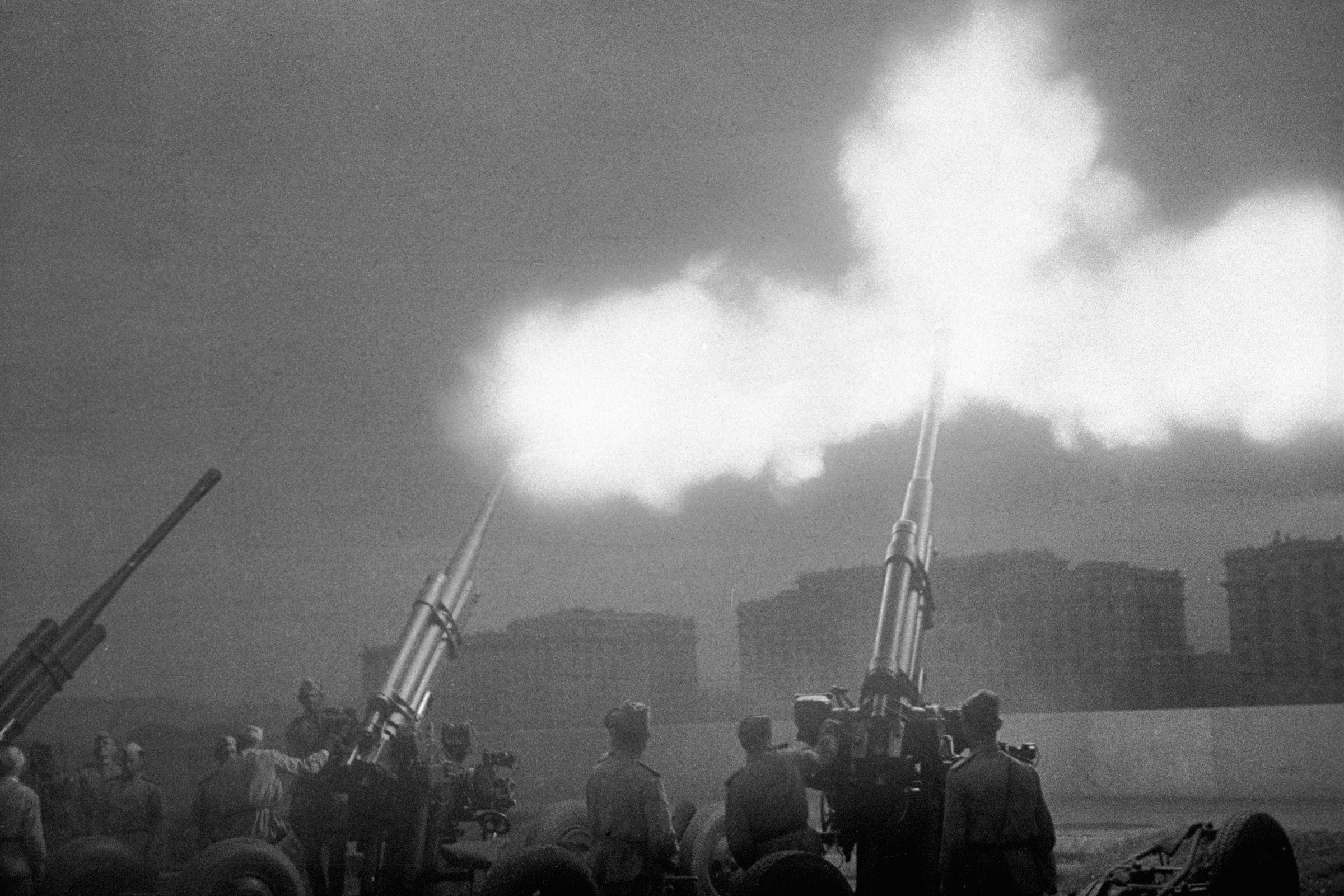 Салют в москве 1943 года. Первый салют орел 5 августа 1943. Салют в москве 1943 года. Салют в москве 1943 года. 5 августа 1943 — освобождение орла и белгорода, первый салют в москве.