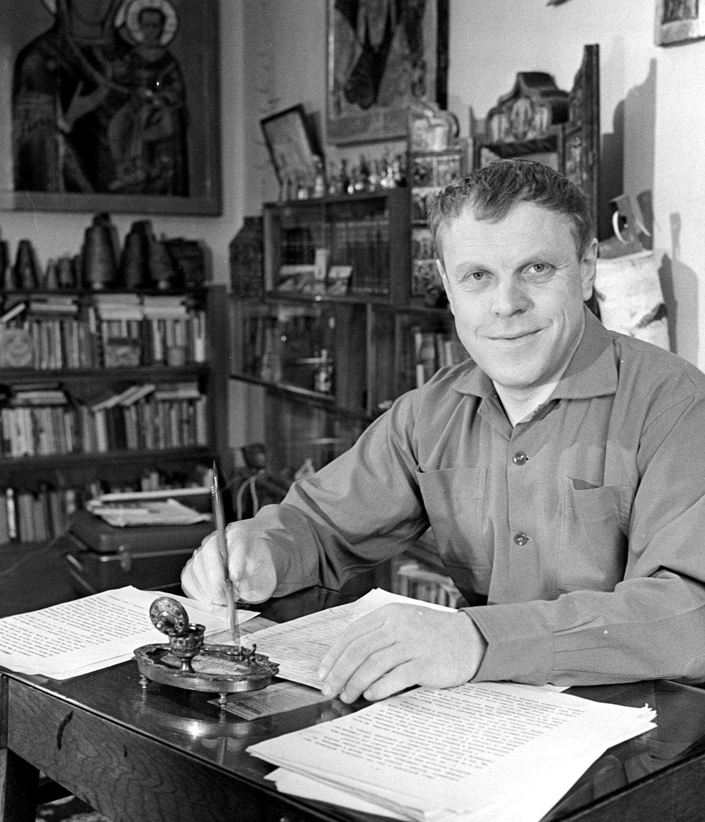 Историю какого храма изучал солоухин. Историю какого храма изучал солоухин. Солоухин поэт. Солоухин портрет писателя. Солоухин поэт.