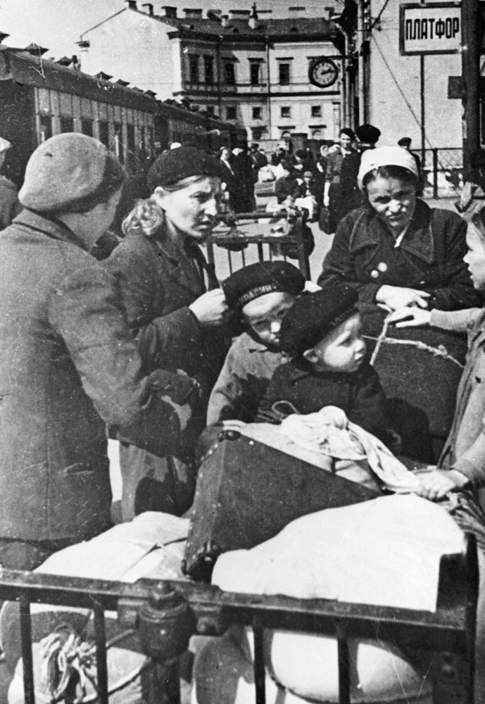Отправка детей в эвакуацию с Московского вокзала в Ленинграде. 1941 год. 