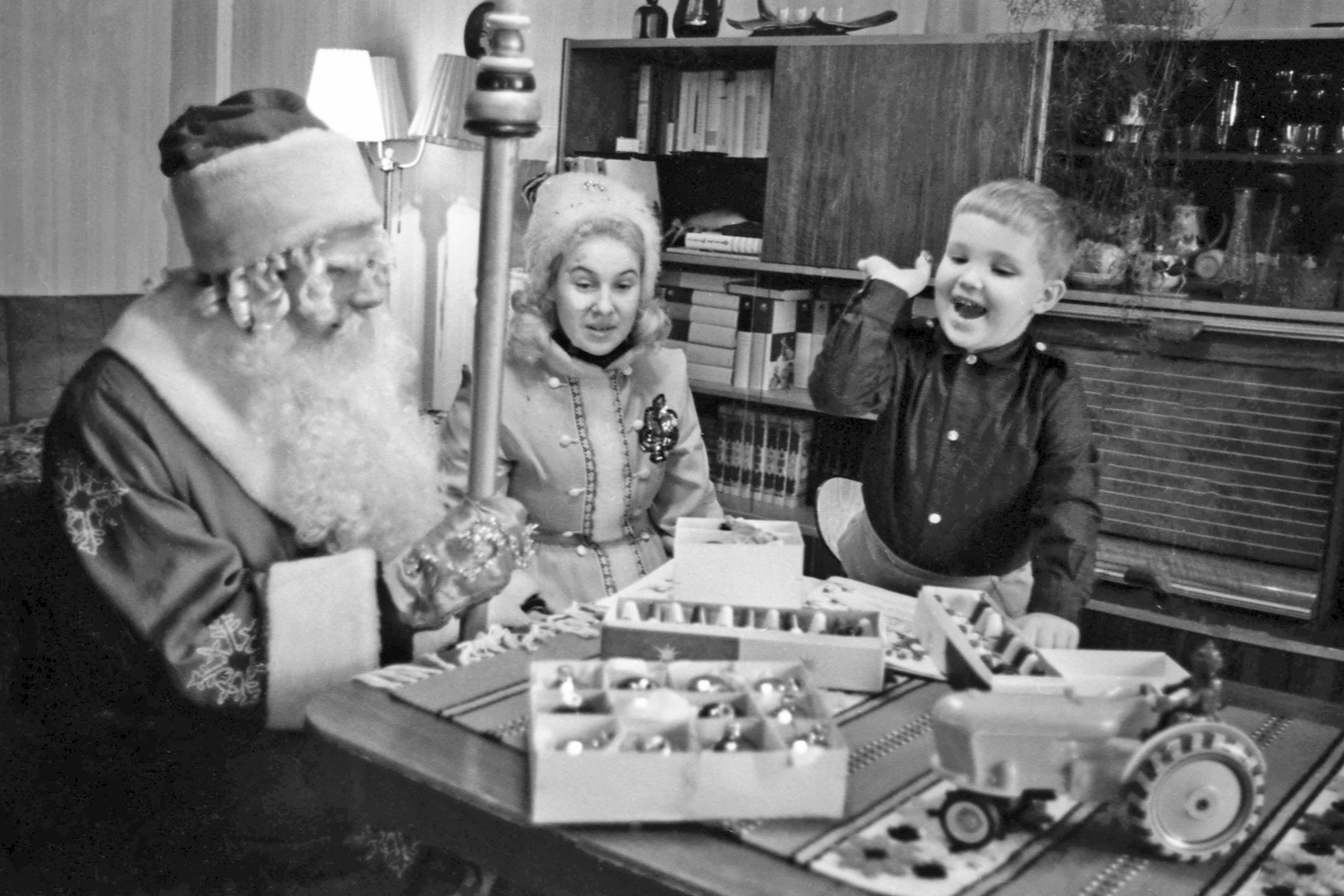 Дед Мороз и Снегурочка поздравляют с Новым годом мальчика. 1971 год. 