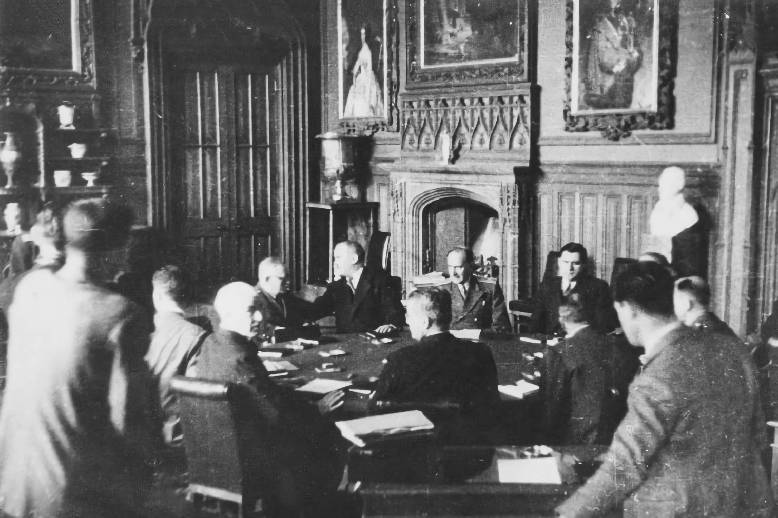 Katta qora xorozlar Amakivachcha qarindoshi bilan jinsiy aloqada boladi