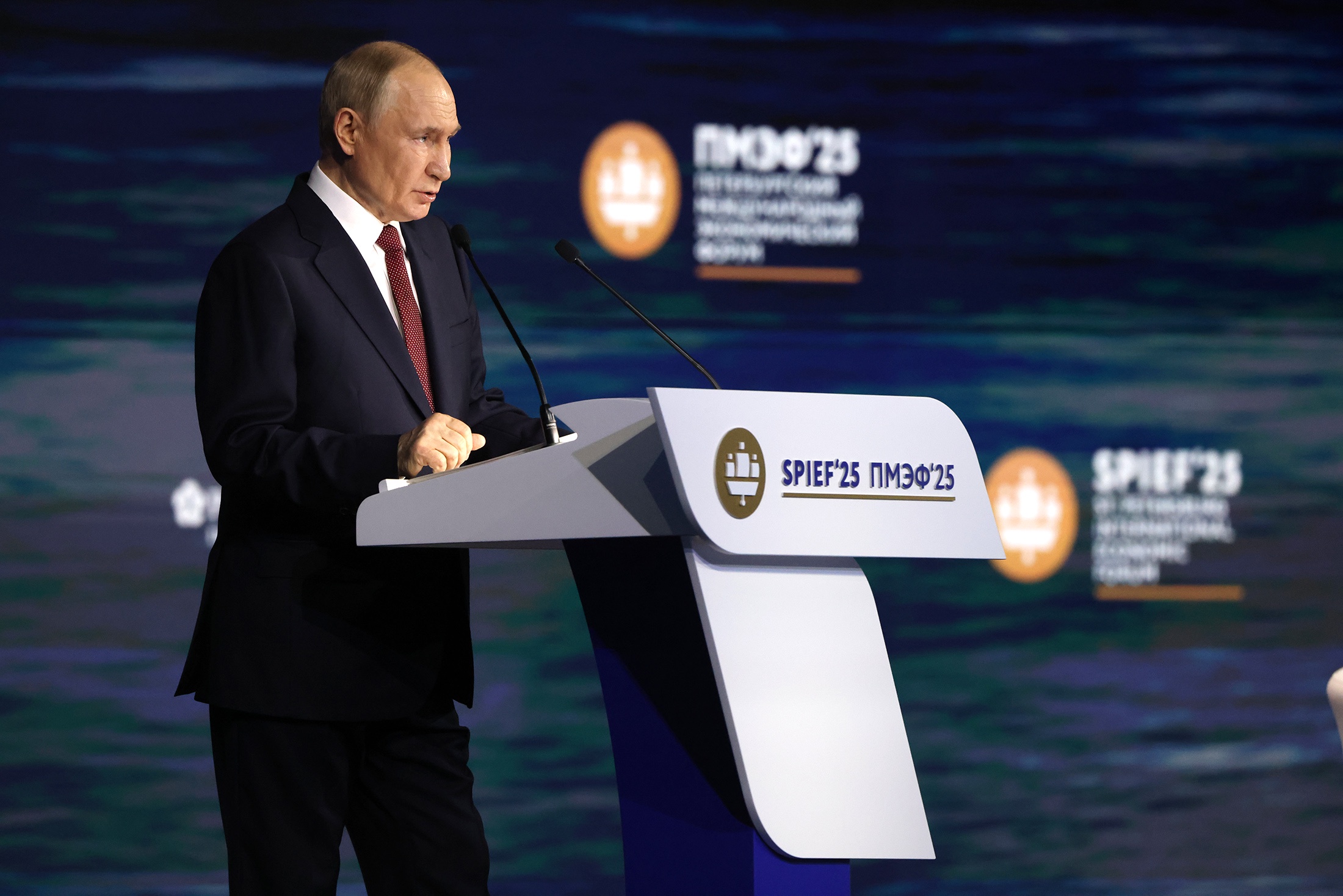 Пленарное заседание ПМЭФ с участием Путина начнется 5 июня