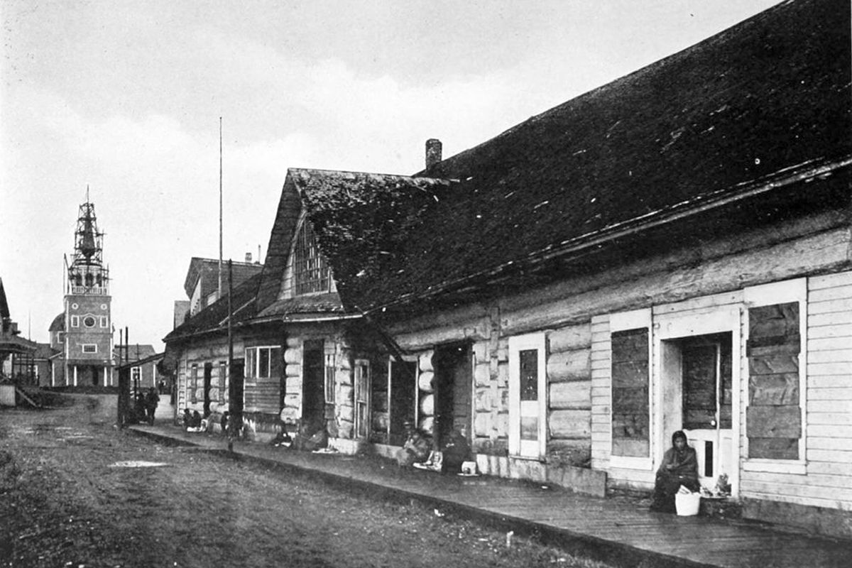 Русский торговый дом в Ситке, Аляска. На заднем плане Собор Святого Михаила в лесах.