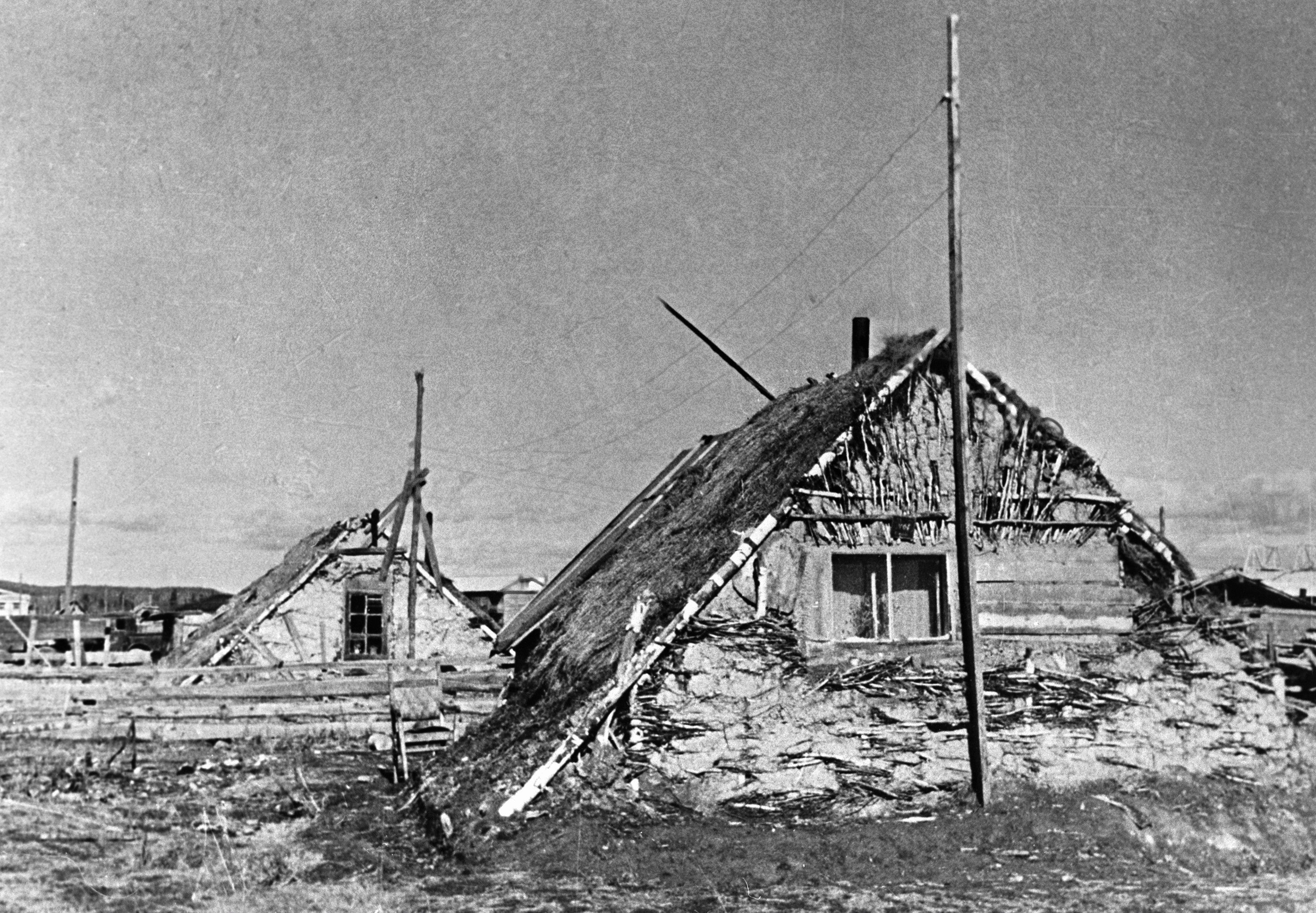 Первые дома строителей Комсомольска-на-Амуре. В мае 1930 года на берег Амура прибыли первые строители города. Жили они в палатках, шалашах, бараках. 1934 год