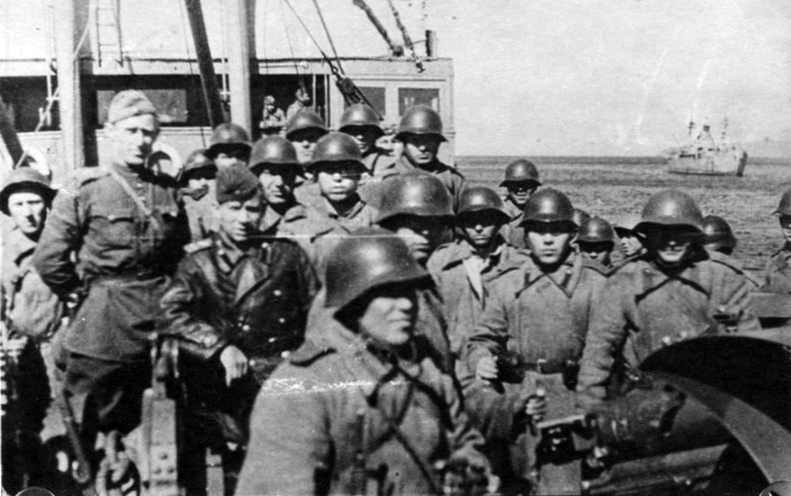 Десант на ГИСУ "Полярный" перед высадкой на Шумшу.