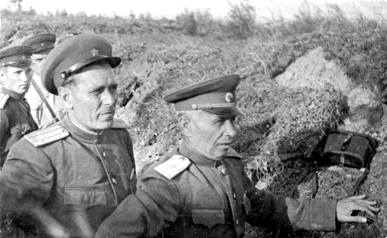 Командир 79-й стрелковой дивизии генерал-майор И. П. Батуров на командном пункте перед началом штурма Харамитогского укреплённого района. Южный Сахалин. Август 1945 г. Фотограф не установлен. ГИАСО. Ф. 1100. Оп. 2. Д. 8. Док. 89.