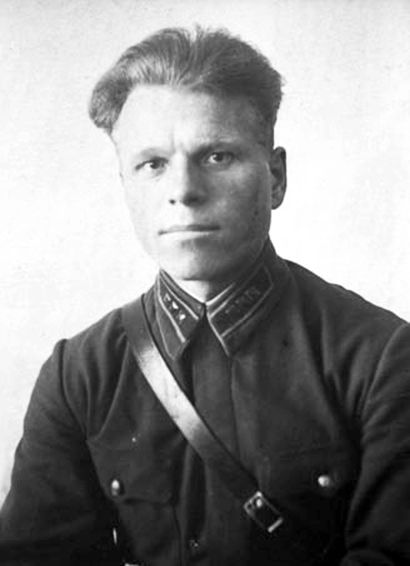 Старший лейтенант Л. В. Смирных. В августе 1945 года - капитан, командир 3-го батальона 179-го стрелкового полка, удостоен звания Героя Советского Союза (посмертно) за взятие станции Котон (ныне с. Победино) в августе 1945 года. ГИАСО. Фотофонд. Коллекция Г. П. Соколова. Оп. 20. Ед. хр. 396.