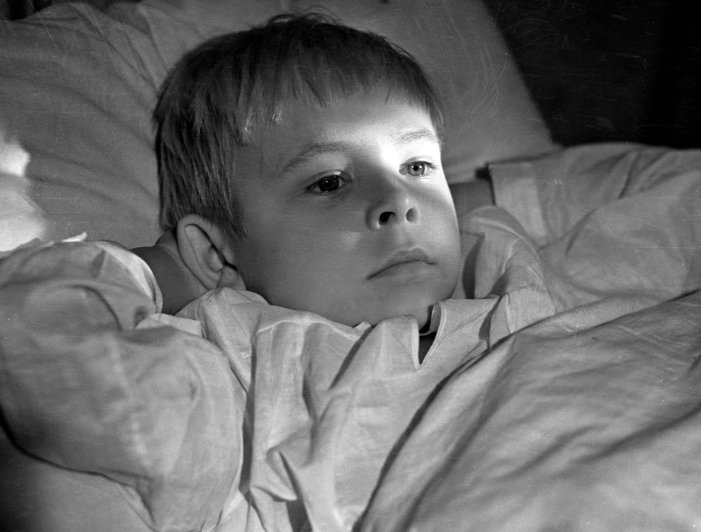 Кадр из фильма "Сережа" (1960). В роли Сережи - Боря Бархатов.