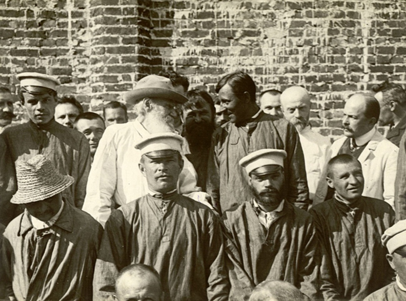 Лев Толстой среди больных и врачей Троицкой больницы. 1910 год