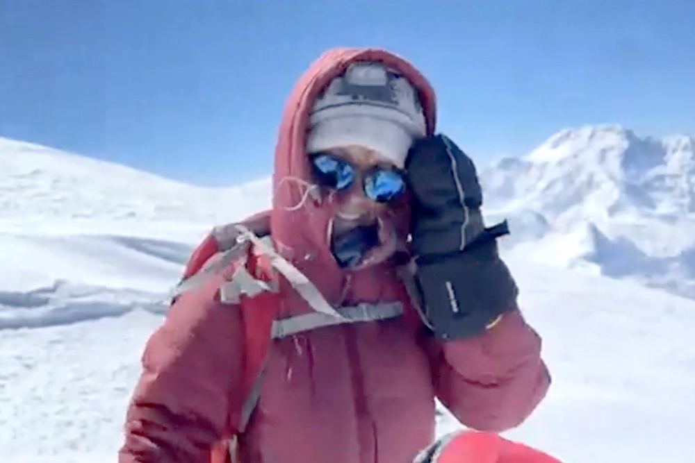 Порно күйеуі әйелін сүйеді, ал оның сүйіктісі оны артынан трахает етеді