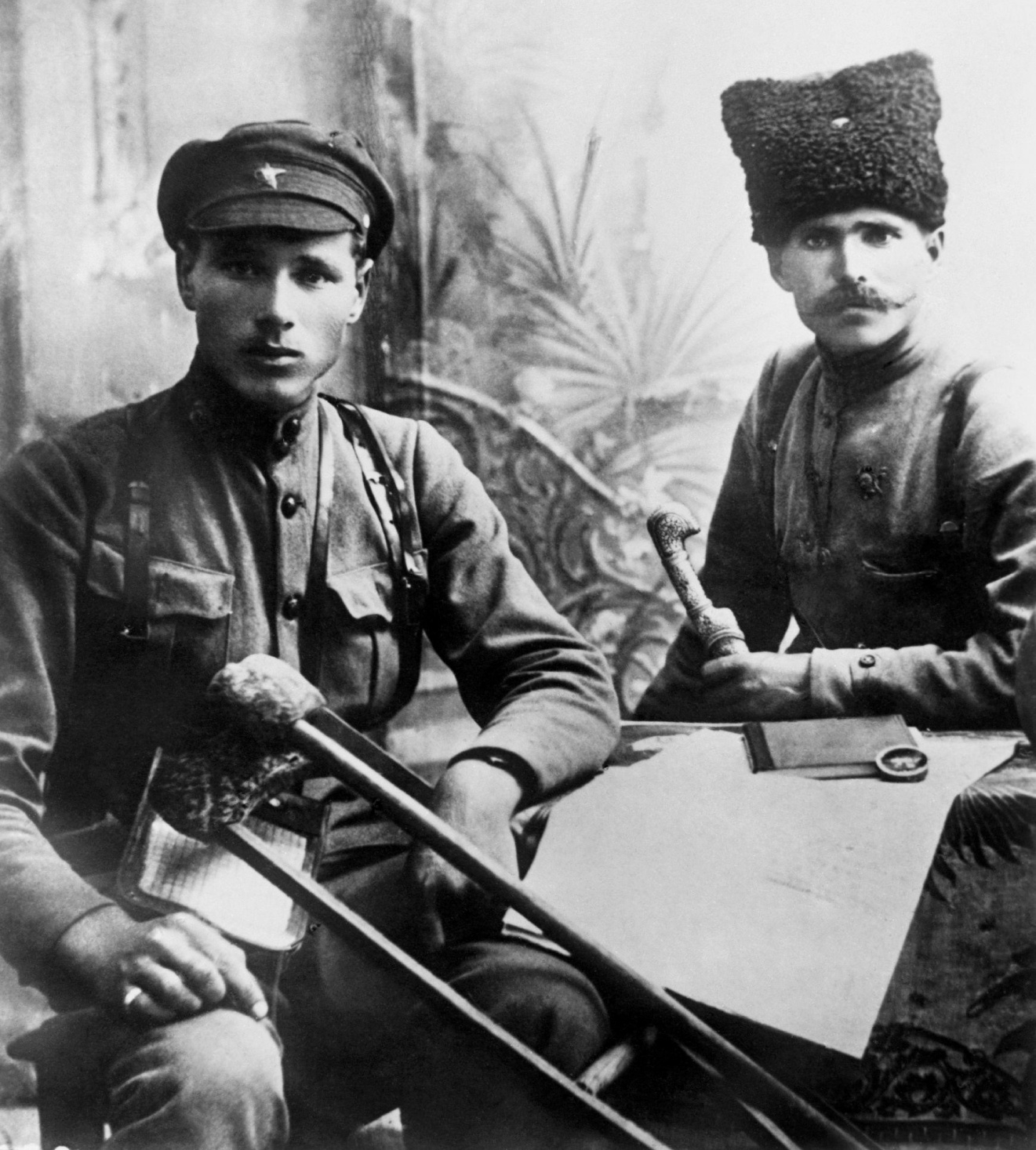 Командующий 25-й стрелковой дивизией Красной Армии Василий Чапаев (справа) и его подчиненный Иван Бубенец.
