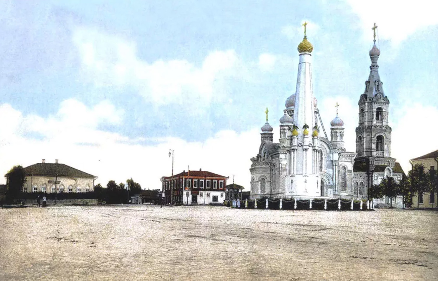 Торговая площадь. На переднем плане - Монумент Славы, на заднем - Успенский храм. 1913-1914 год. 