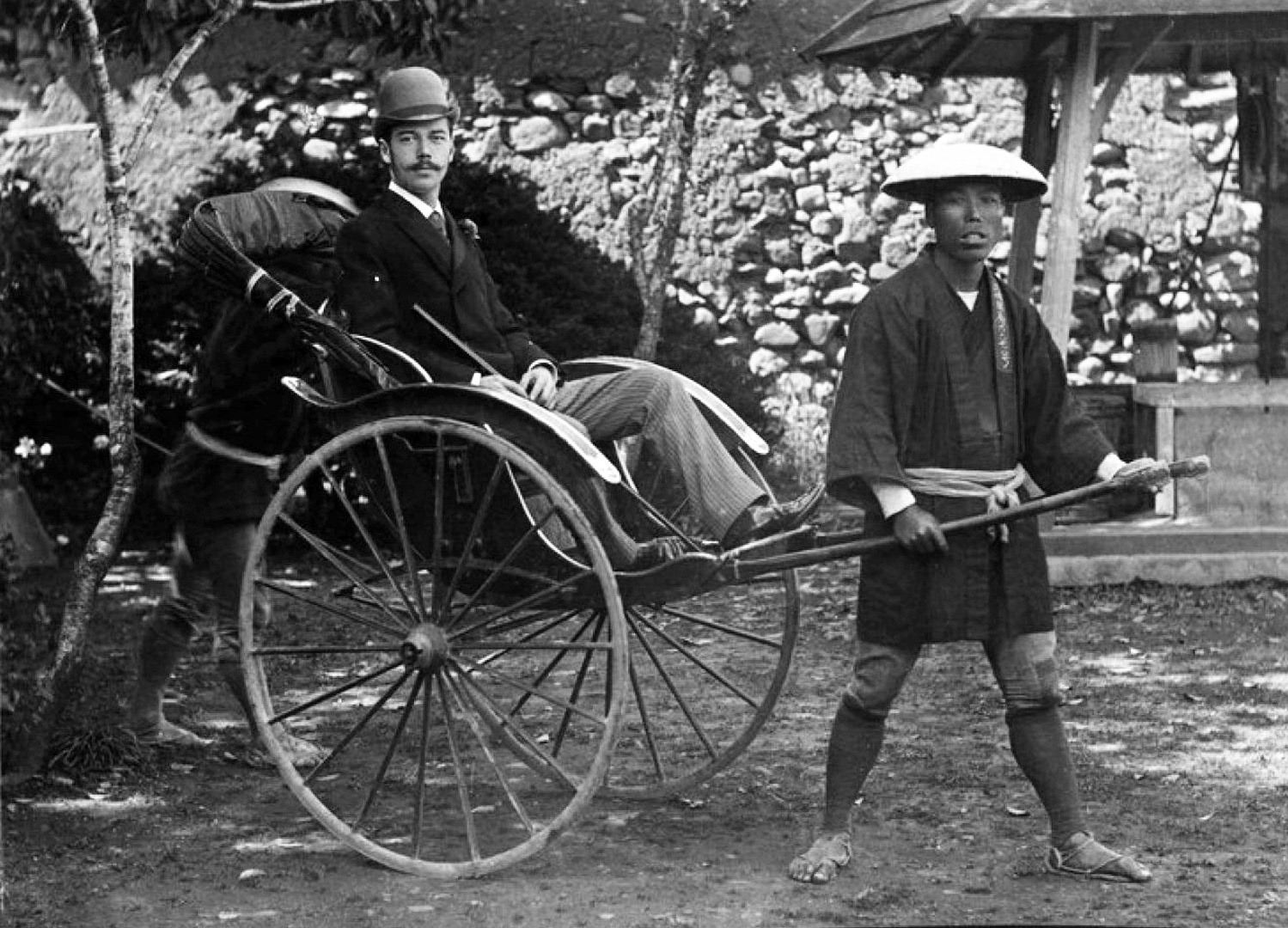 Цесаревич в городе Нагасаки в коляске-рикше. 1891 год. 