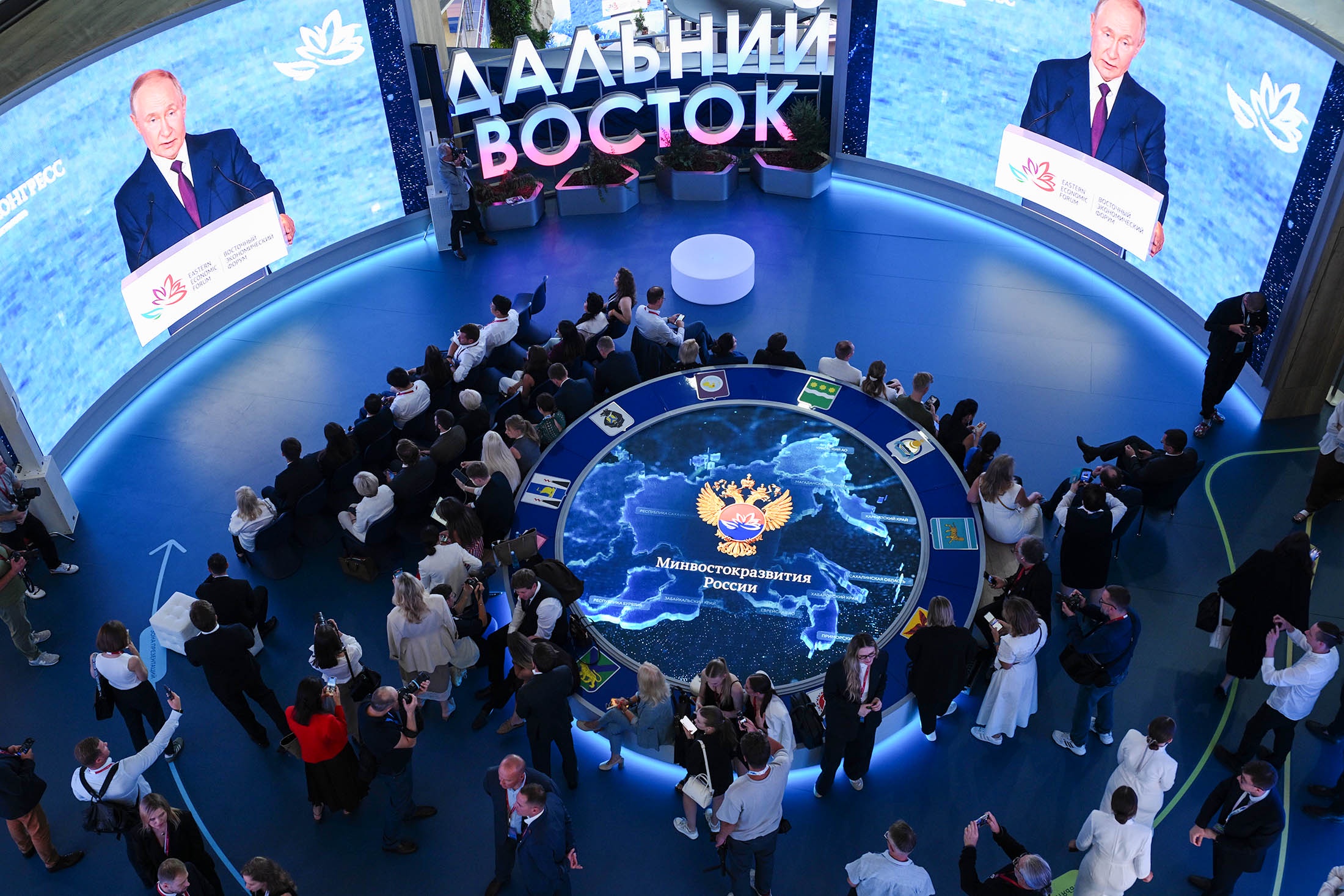 Путин поручил направить на Дальний Восток 5% от расходов госпрограмм - Российская газета