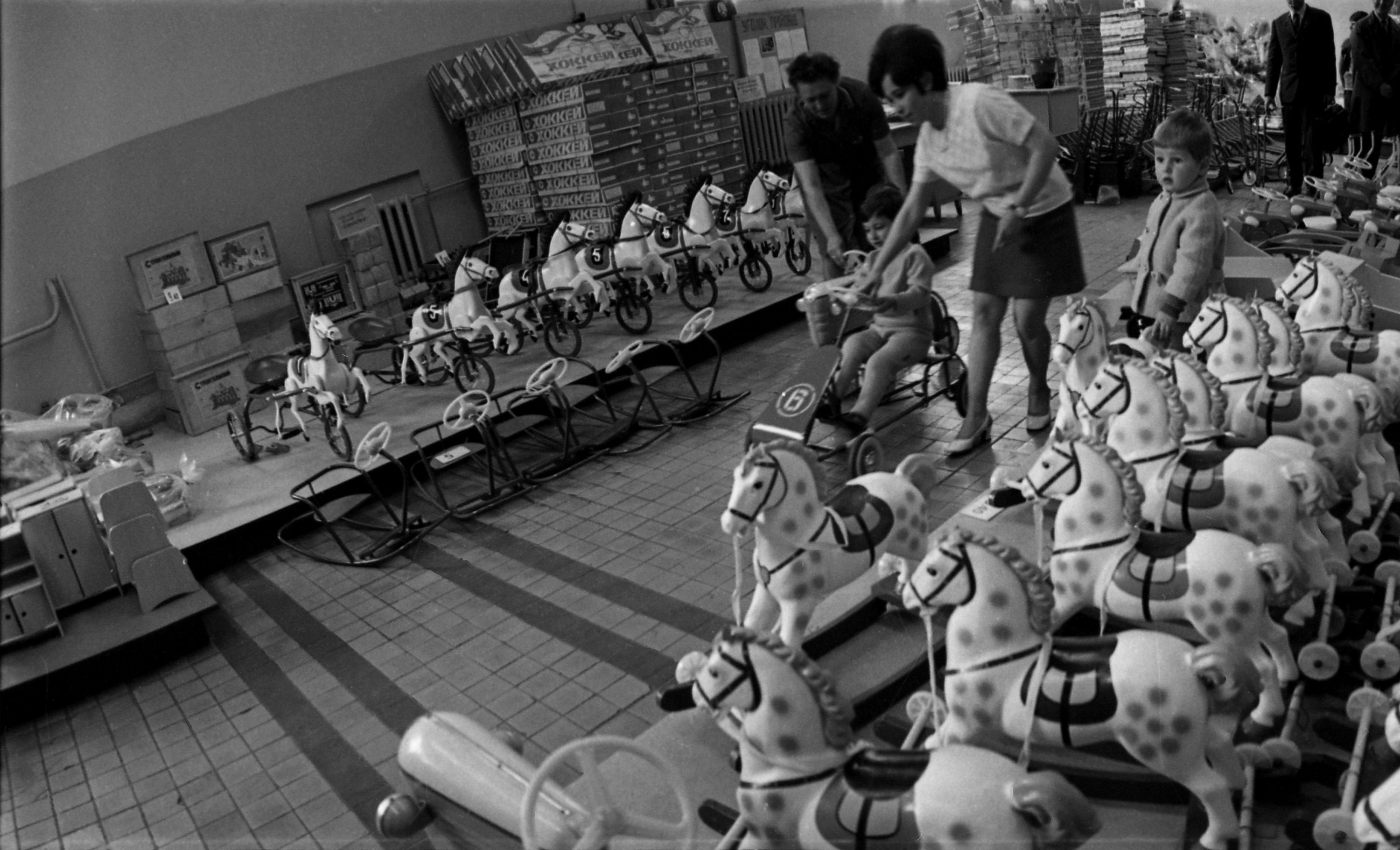 В отделе игрушек магазина "Детский мир" в Москве. 1971 год. 