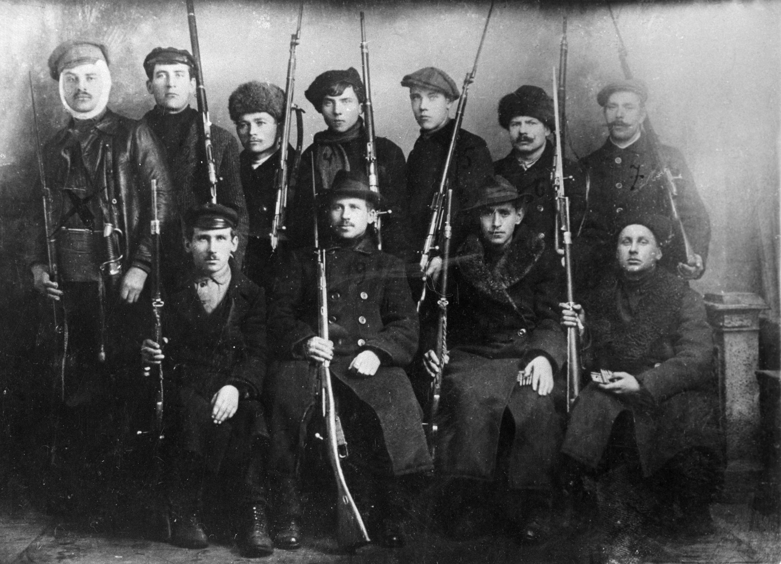 1917 год. Первые отряды красногвардейцев не имели не только знаков различия, но и единой формы.