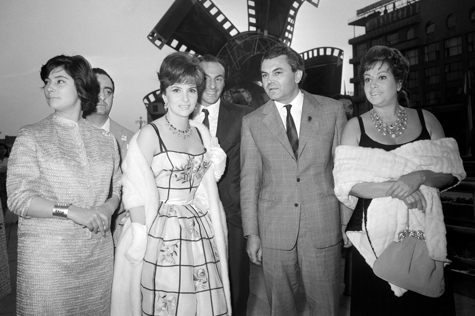 Советская актриса Татьяна Евгеньевна Самойлова, итальянская актриса Джина Лоллобриджида, советский актер и режиссер Сергей Федорович Бондарчук и итальянская актриса Мариза Мерлини (слева направо) у кинотеатра "Россия" во время II Московского международного кинофестиваля. 1961 год. 