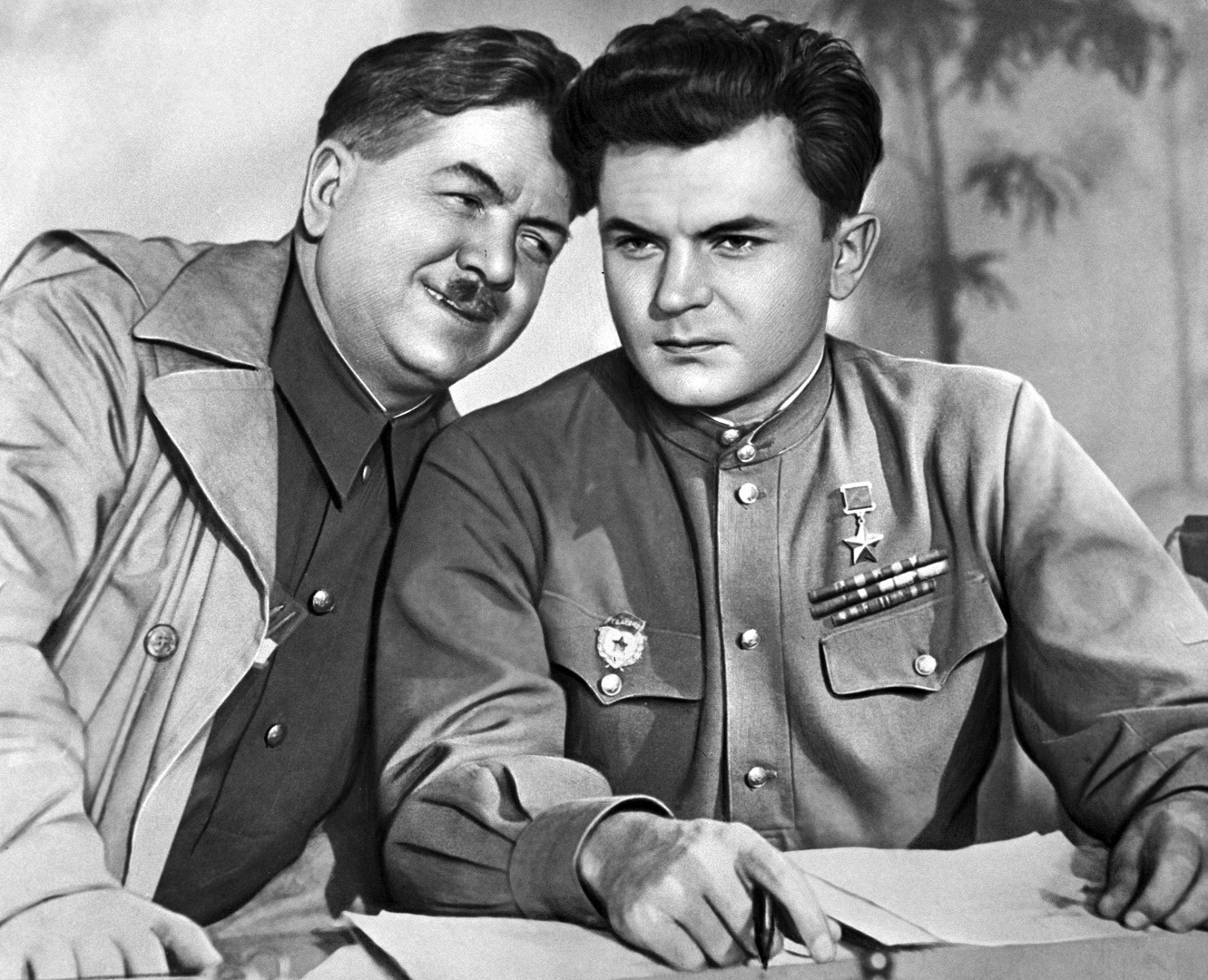 Степан Каюков (слева) в роли Рубцова и Сергей Бондарчук в роли Тутаринова на съемках фильма "Кавалер Золотой Звезды" режиссера Юлия Райзмана. 1951 год. 