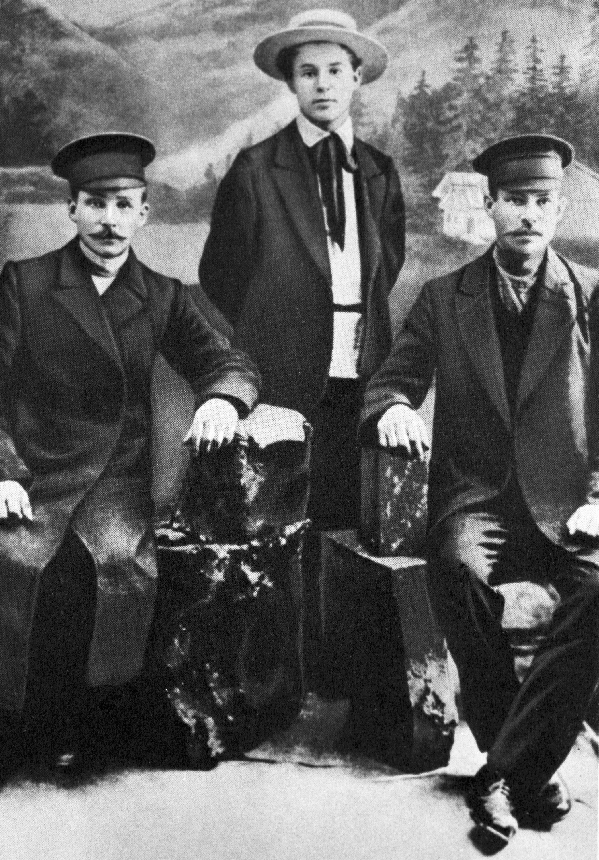 Русский поэт Сергей Есенин (1895-1925) с отцом (слева) и дядей (справа), 1911 год.