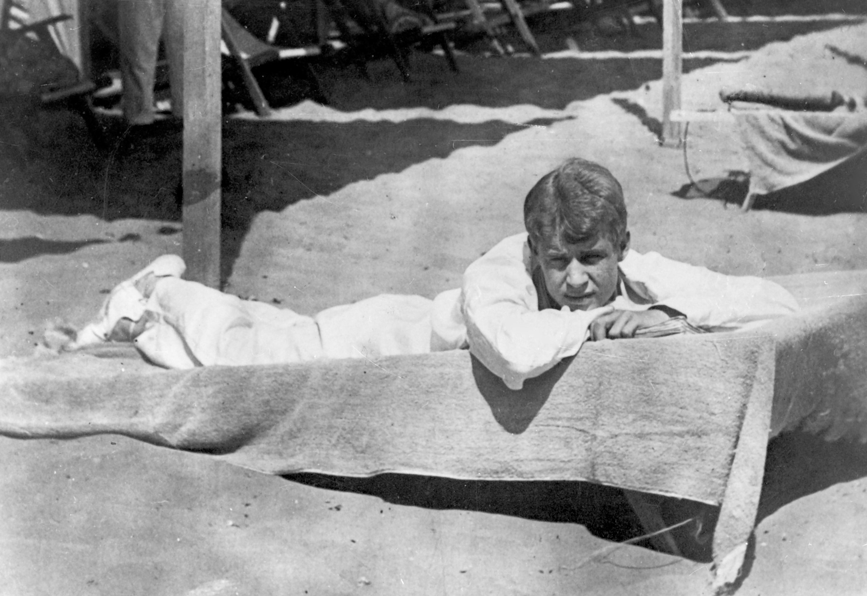 Сергей Есенин на пляже в Италии. 1922 год. Туда поэта привезла Айседора Дункан. На тот момент казалось, что их счастье будет длиться вечно.