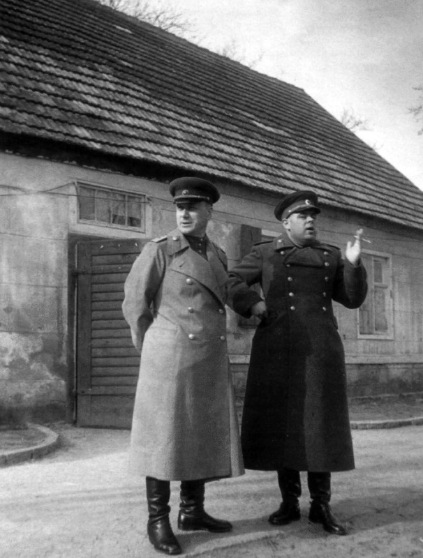 Заместитель командующего фронтом по делам гражданской администрации, комиссар госбезопасности 3-го ранга И. А. Серов и начальник управления контрразведки Смерш 1-го Белорусского фронта генерал-майор А. А. Вадис. 1945 г. Фотограф Я. Рюмкин.