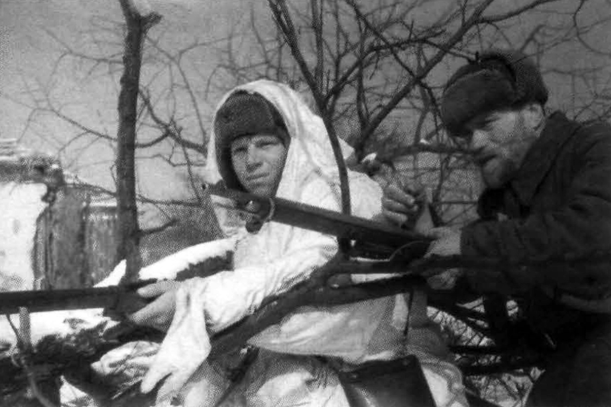 Заместитель политрука разведдивизиона N-ской части Красной армии В. М. Окунев с партизаном в разведке. Юго-Западный фронт. 1942 г. Фотограф Копыт.