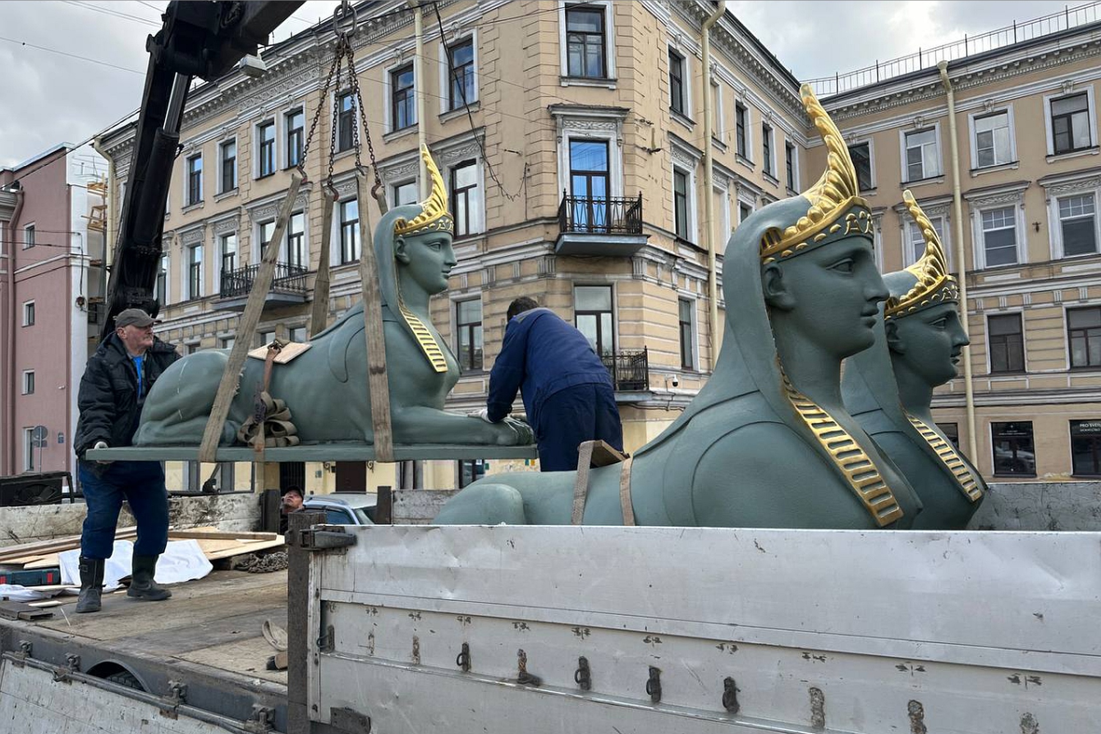 Как уточнили в музее городской скульптуры Петербурга, их перевезли в мастерские подрядчика для реставрационных работ.