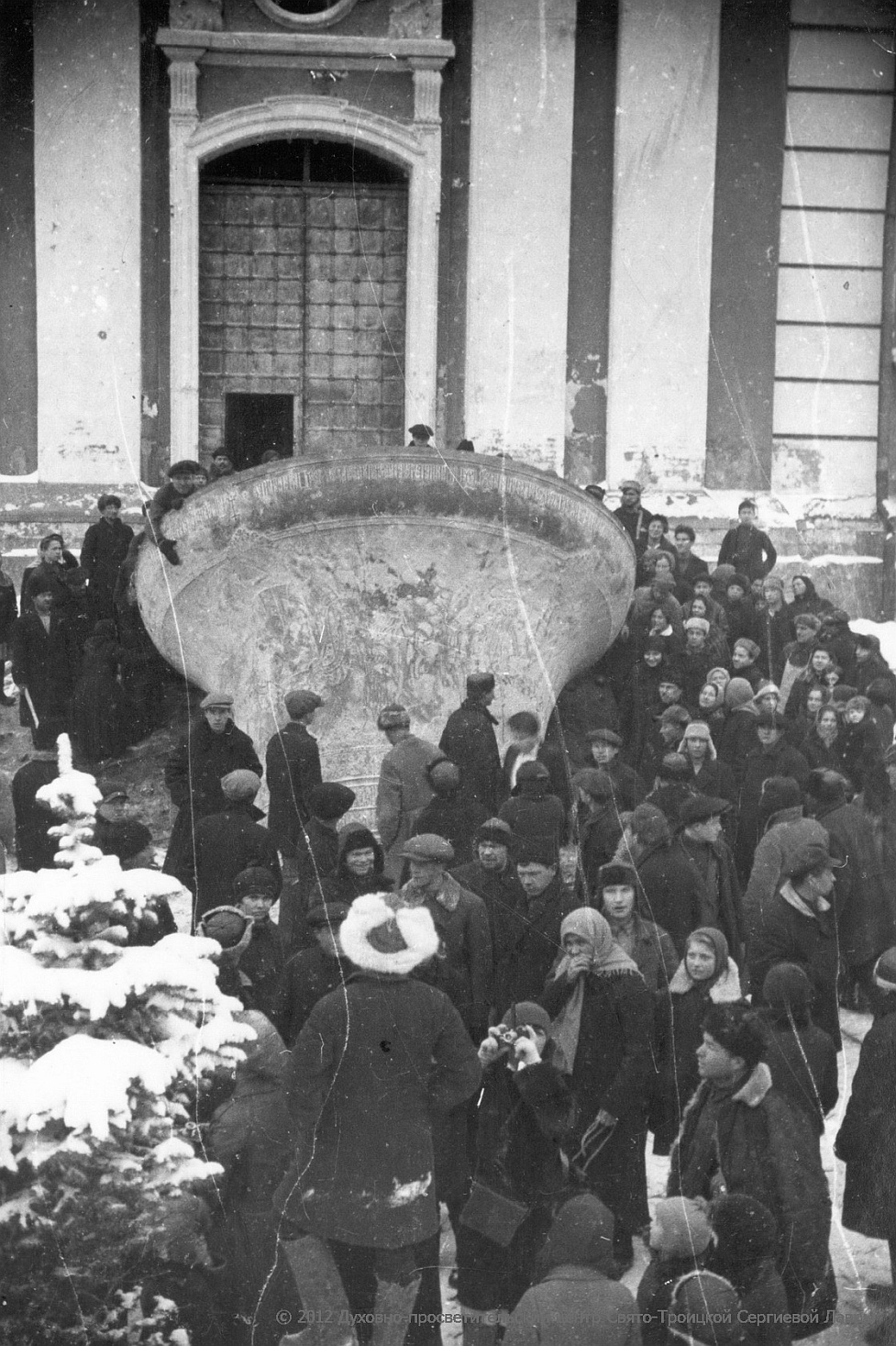 В январе 1930 года в ходе антирелигиозной компании с колокольни сбросили не менее 25 колоколов, в том числе "Царь", "Годунов" и "Корноухий".