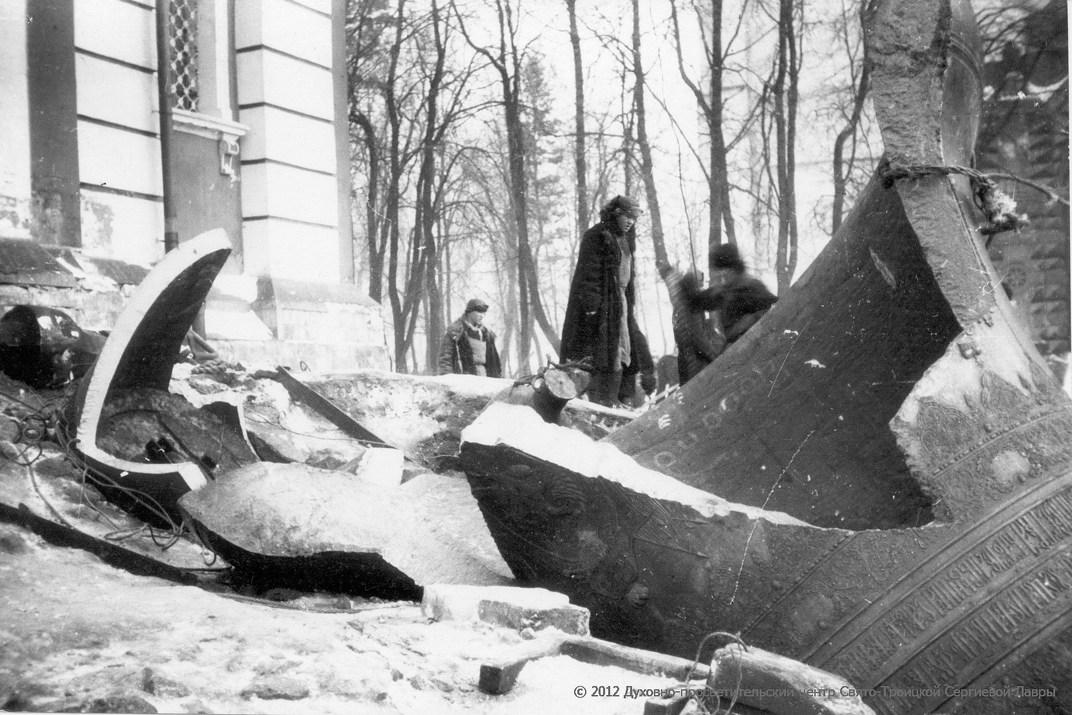 Расправу с колоколами лавры запечатлел в фотографиях и дневниковых записях писатель Михаил  Пришвин. На коробке с сотнями негативов, которые он сделал зимой 1929-1930 годов, от руки написано: "Когда били колокола". 