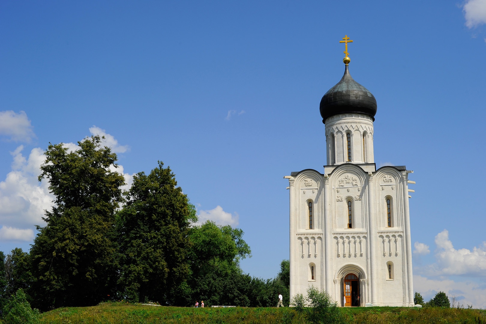 Вид на церковь Покрова на Нерли. 2011 год. 