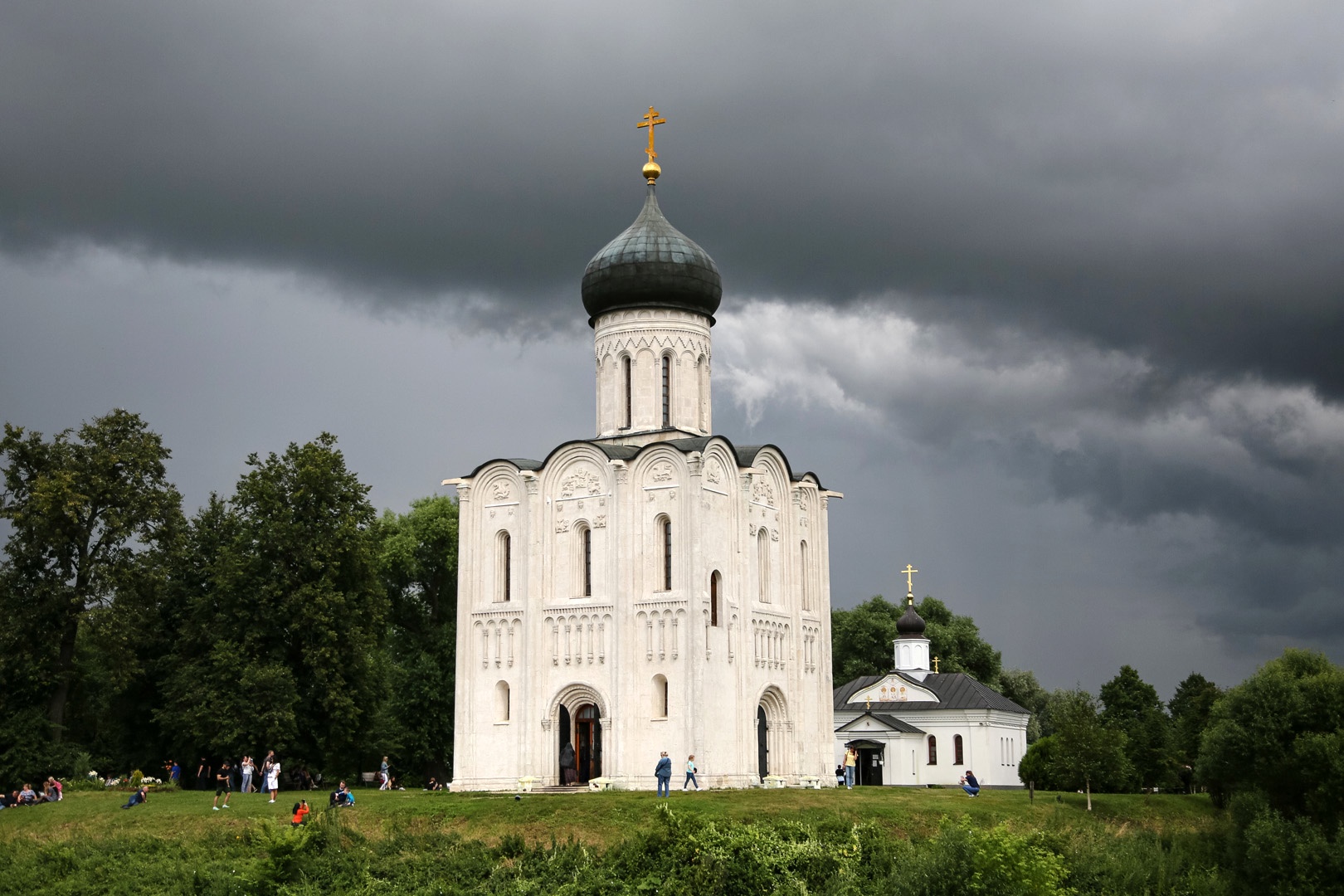 Церковь Покрова на Нерли в деревне Боголюбово Владимирской области. 2020 год. 

