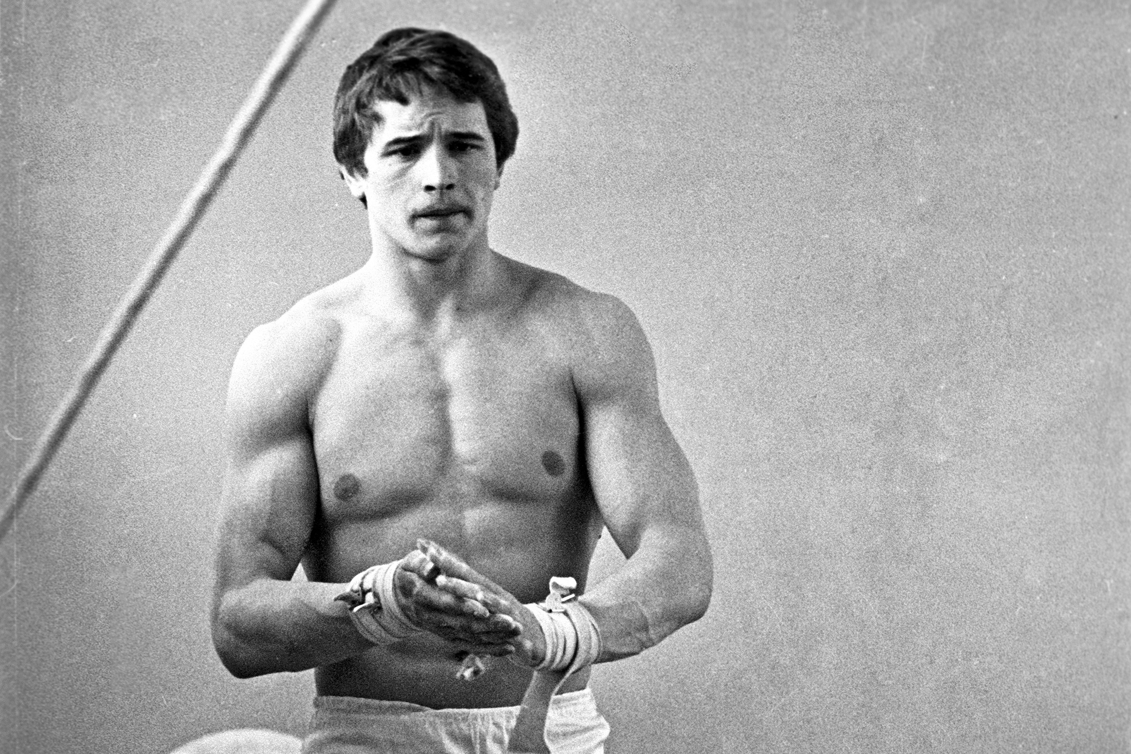 Гимнаст, абсолютный чемпион мира по спортивной гимнастике Александр Николаевич Дитятин во время тренировки. 1980 год