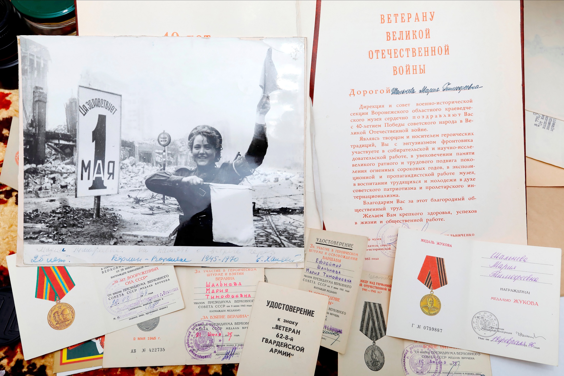 Регулировщица Мария Шальнева стала героиней знаменитого снимка Евгения Халдея и одним из символов Победы. Фото с дарственной надписью автора.