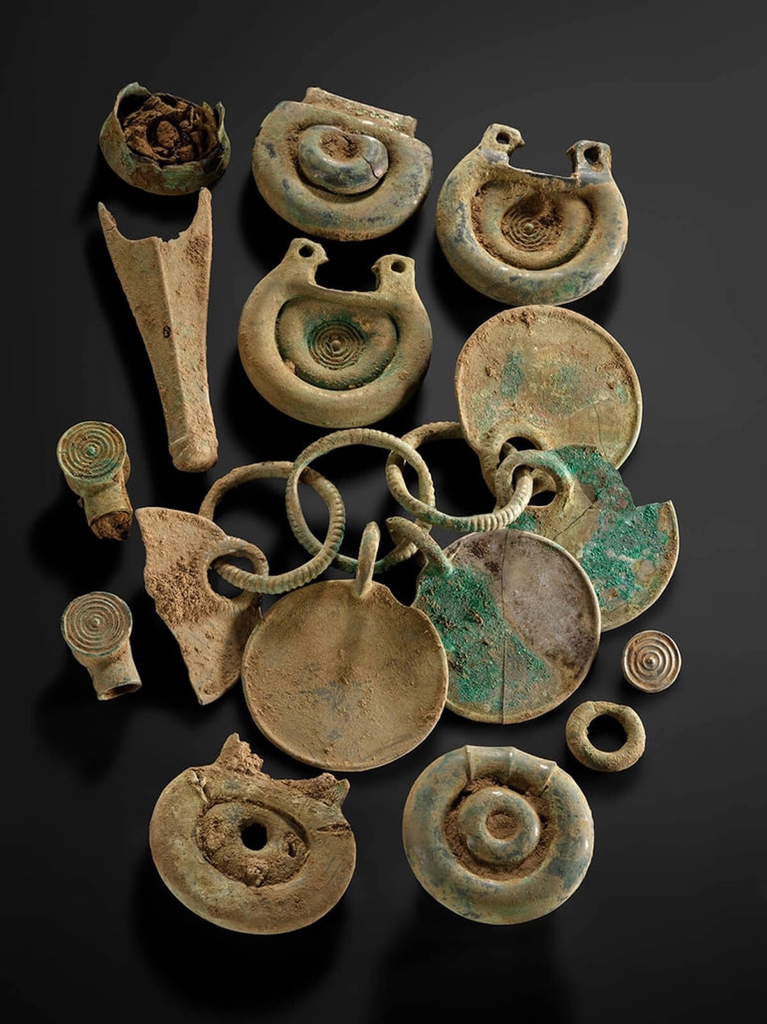 Название "клад Пиблза" (Peebles Hoard) связано с местом находки - городом Пиблз в Шотландии. Здесь его и обнаружил в июне 2020 года охотник за сокровищами при помощи металлоискателя. 