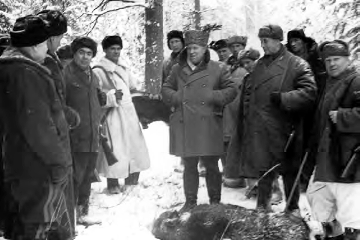 Л. И. Брежнев, Н. С. Хрущёв и А. А. Гречко с участниками охоты на кабана. 20 декабря 1959 г.