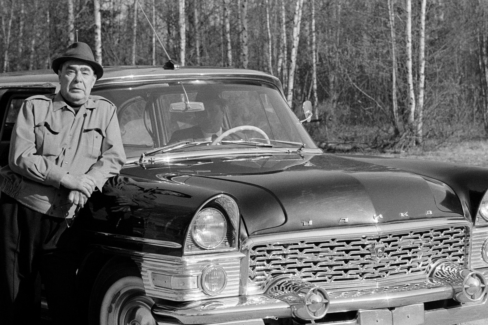 Генеральный секретарь ЦК КПСС Леонид Ильич Брежнев во время отдыха на территории охотничьего хозяйства в Завидово. Май 1972 года. 