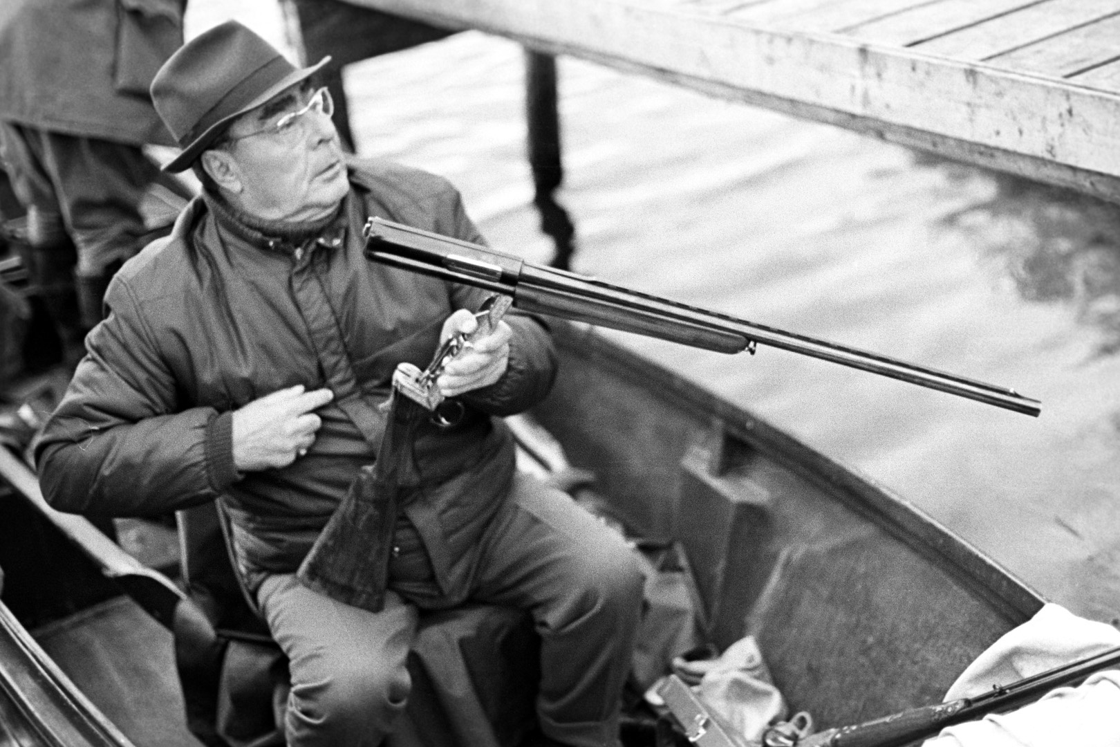 Генеральный секретарь ЦК КПСС Леонид Ильич Брежнев во время утиной охоты на территории охотничьего хозяйства в Завидово. 1971 год. 