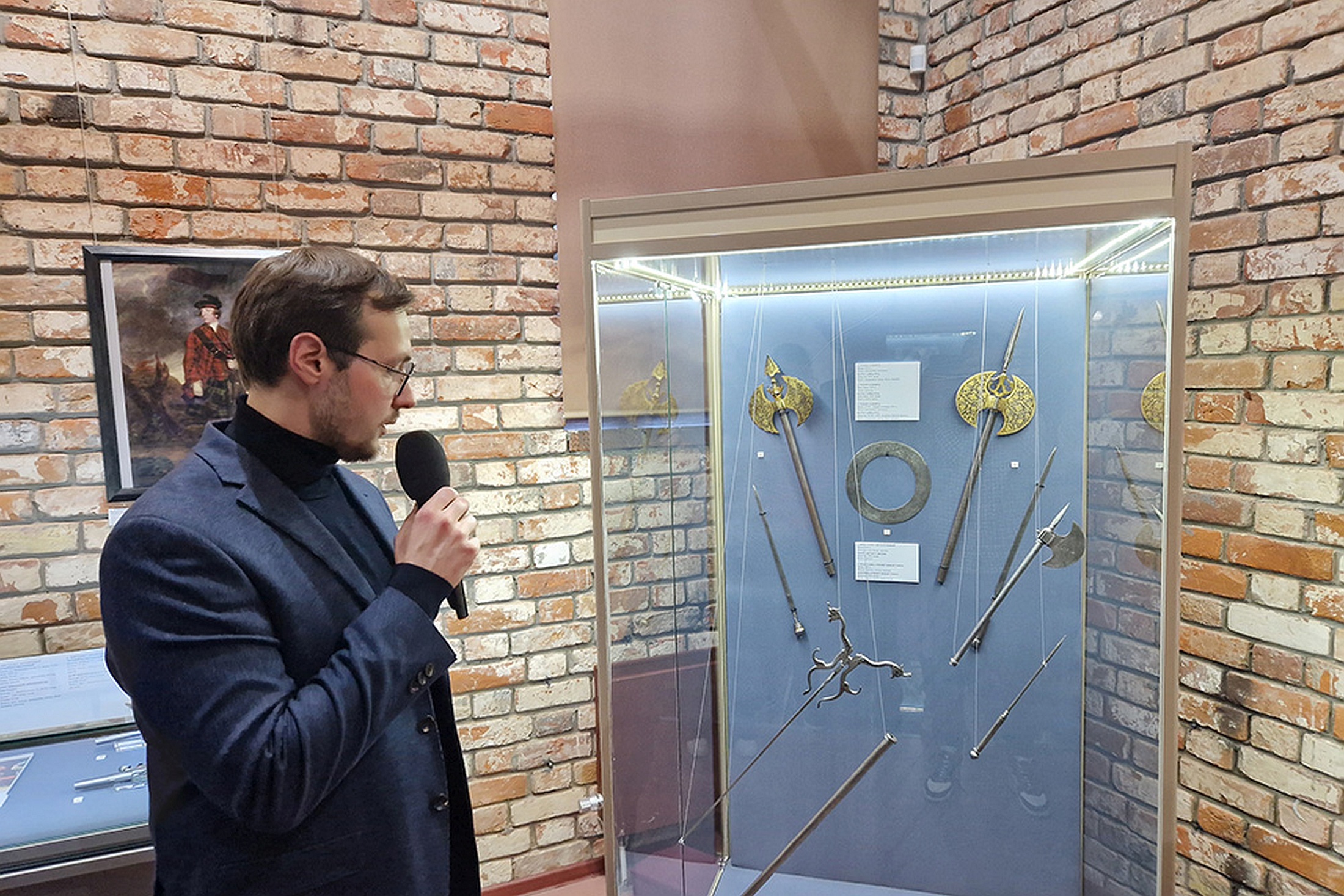 Здесь есть образцы индо-иранского оружия XVIII века.  В них есть "тайники". К примеру, церемониальные секиры скрывают в своих рукоятках клинки. 