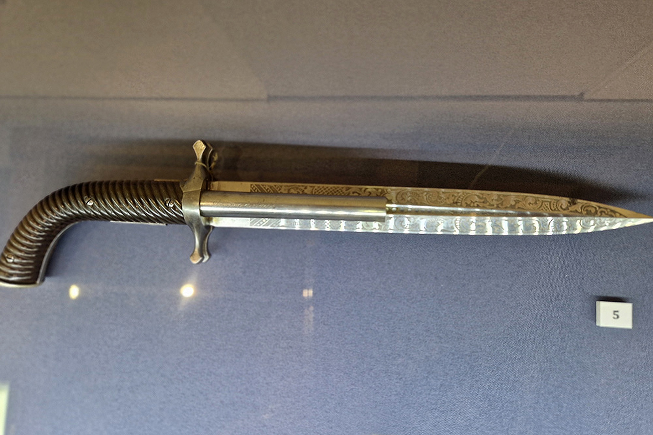 Потайное оружие XVIII-XX  веков показывают на выставке в Казани. Здесь представили экспонаты, которые прежние владельцы скрывали от любопытных глаз. 