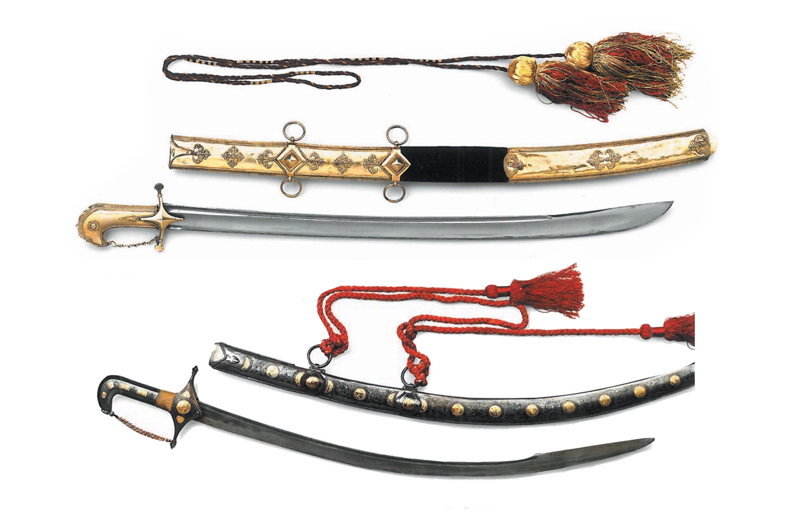 Сабли в ножнах. Подарки Брежневу от шейха Зайеда бен Султана Аль Нахайяна, ОАЭ, 1982 год (вверху) и от заместителя председателя Совета революционного командования Ирака Саддама Хусейна, 1970-е годы (внизу). 