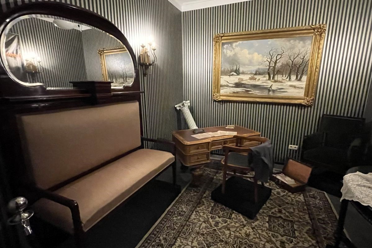 Воссоздана обстановка номера гостиницы "Англетер", в котором нашли мертвого Есенина.