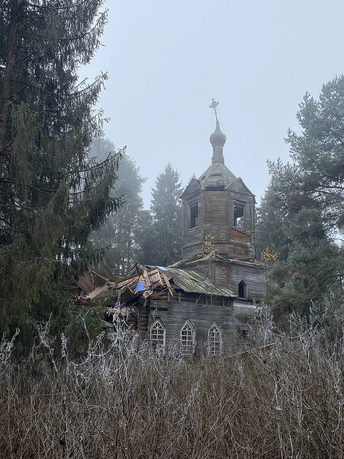  Сочетал в себе традиционную композицию "восьмерик на четверике" с высокими килевидными наличниками. 