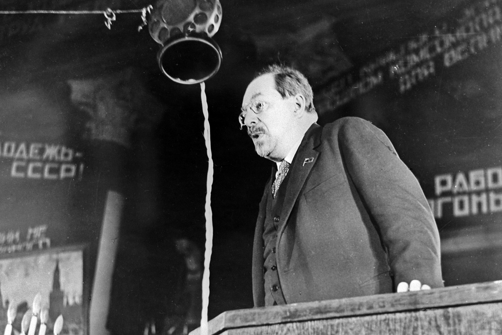 Анатолий Васильевич Луначарский, народный комиссар просвещения РСФСР, во время выступления на VIII-м съезде Всесоюзного Ленинского коммунистического союза молодежи (ВЛКСМ). Москва. Май 1928 года.