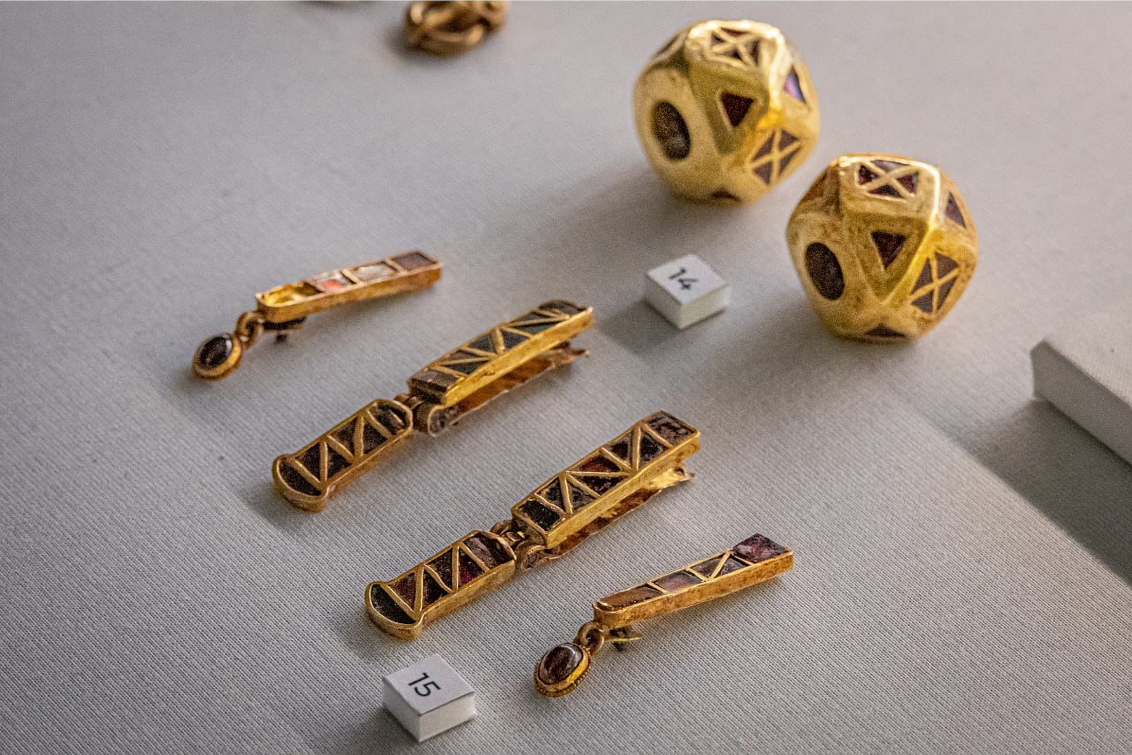 Его отнесли к раннему этапу аланской археологической культуры Северного Кавказа - IV веку нашей эры. 