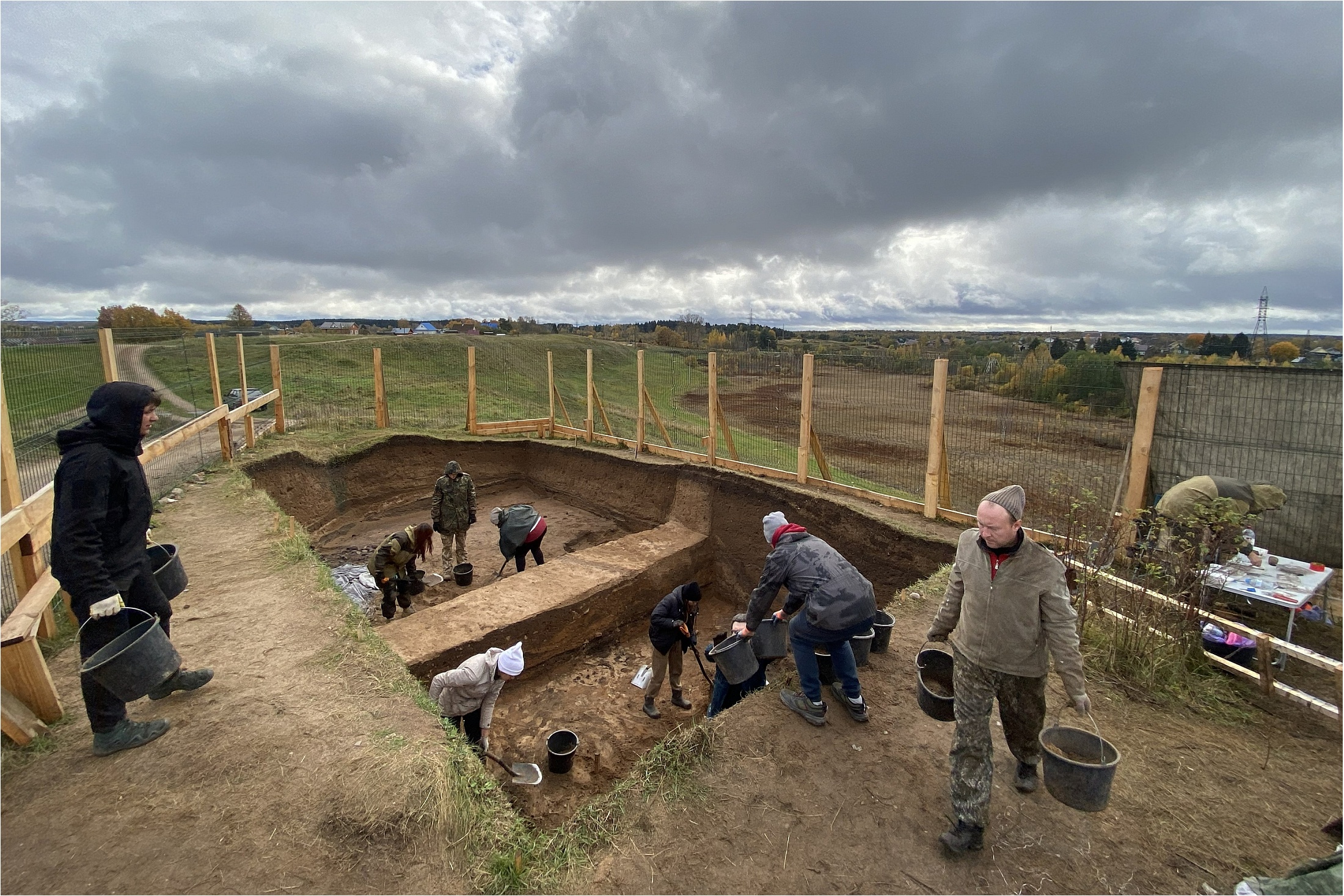 Отдельные участки культурного слоя с лепной керамикой Х - XI веков археологи находили и раньше. Но не было главного - укрепленного поселения викингов. И теперь его обнаружили.