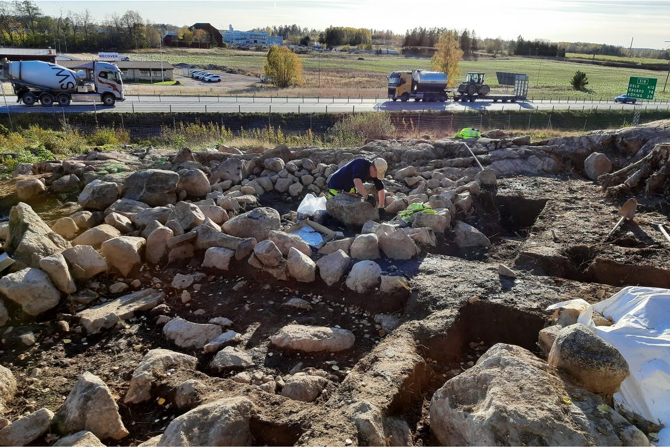 Здесь были найдены интереснейшие артефакты, включая площадки для кремации и редкие воинские захоронения с мечами, воткнутыми в землю. 